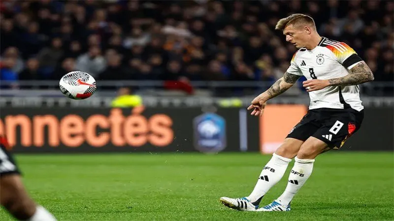 Đào sâu sự nghiệp trang hoàng của Toni Kroos